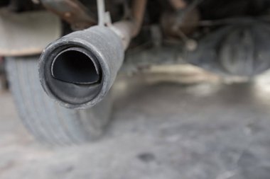 Bulanık arka planda eski egzoz kamyonu