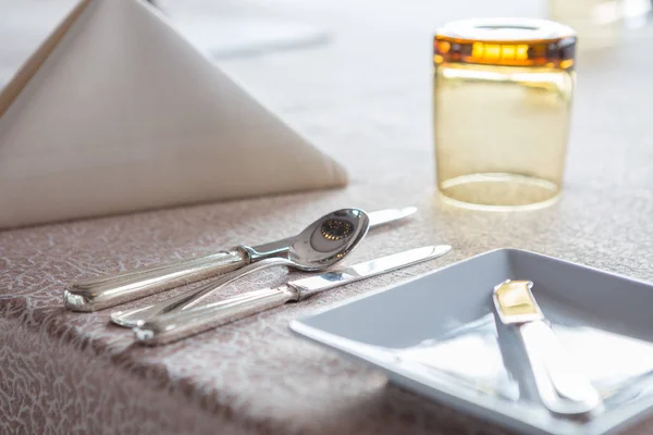 Gros plan des couverts argentés sur la table à manger de luxe — Photo