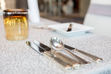 Lüks Yemek Masası 'ndaki çatal bıçak takımını kapat