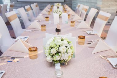 Gümüşleri lüks yemek masasına koyun.