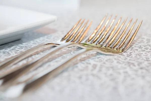 Набор серебряных изделий на роскошном обеденном столе — стоковое фото