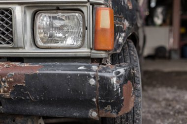 Eski ve paslı bir kamyonet. Yaklaş.