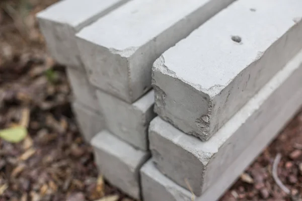 Bulanık arkaplanda beton kutup yığınları