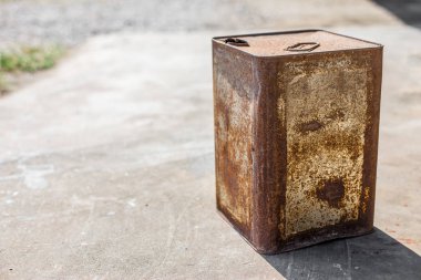 Beton zeminde paslı çelik kova