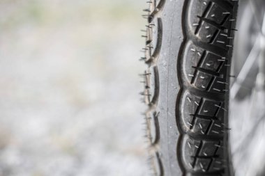 Motosiklet tekerleğindeki lastik izlerini kapat