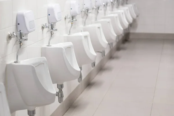 Enfoque selectivo de los urinarios en el baño —  Fotos de Stock