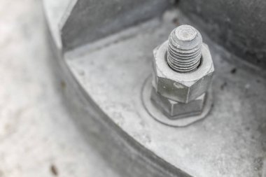 Yapının civata ve vidalarını kapat