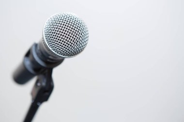 Beyaz arkaplanda seçici mikrofon odağı