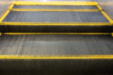 Gökyüzü tren istasyonunun arka planındaki yürüyen merdivenleri kapat.