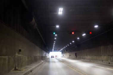 Kavşak tünelinde trafik bulanık.