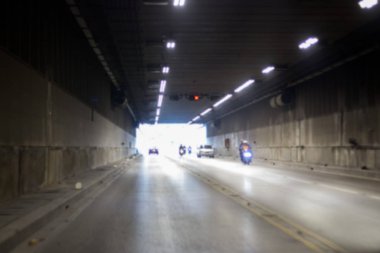 Kavşak tünelinde trafik bulanık.