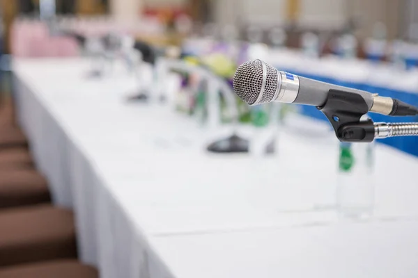 Mise Point Sélective Microphone Dans Salle Séminaire Sur Fond Flou — Photo