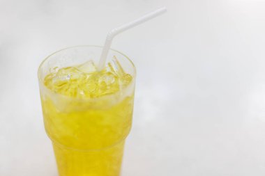 Kasımpatı çay ve buz mermer bir masada bir bardak