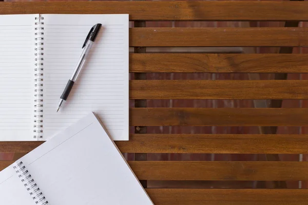 Bovenaanzicht Van Pen Notitieboekje Houten Tafel Met Warm Licht Kopieerruimte — Stockfoto