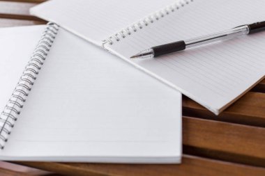 Kalem 'in seçmeli odak noktası, ahşap masa üzerine sıcak ışık ve kopyalama alanı