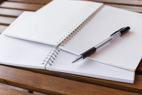 Επιλεκτική Εστίαση Του Στυλό Σημειωματάριο Στο Ξύλινο Τραπέζι Ζεστό Φως — Φωτογραφία Αρχείου
