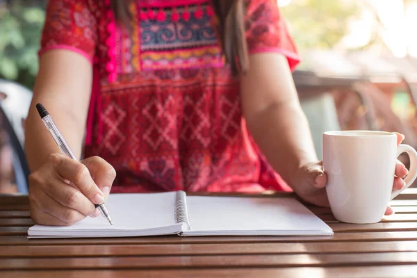 Eine Frau Mit Stift Schreibt Auf Einem Notizbuch Und Einem — Stockfoto