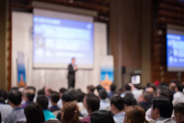 Bulanık insanlar seminer odasında dersler dinliyorlar.