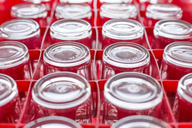 Kırmızı plastik sandıklarda cam içmenin seçmeli odak noktası