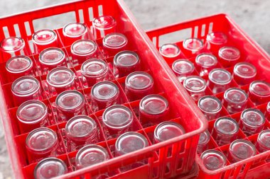 Kırmızı plastik sandıklarda cam içmenin seçmeli odak noktası