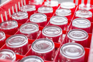 Kırmızı plastik sandıklarda cam içmenin seçmeli odak noktası