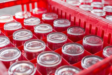 Kırmızı plastik sandıklarda cam içmenin seçmeli odak noktası