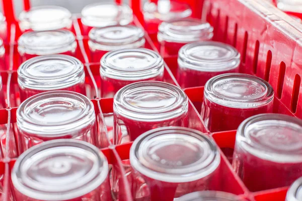 Kırmızı plastik sandıklarda cam içmenin seçmeli odak noktası