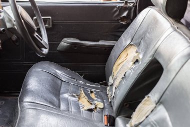 Eski kamyonette bir kulübe.