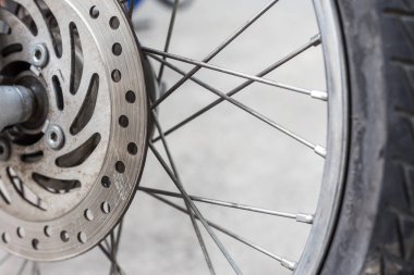 Motorsiklet tekerleklerinin eski disk frenini kapat