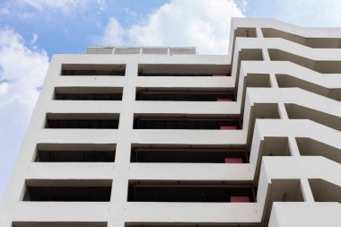 Mavi gökyüzü ve bulut arkaplanı üzerine kuruluyor