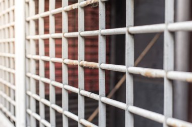 Çitin seçici odak noktası güneş ışığıyla pas dokusu arkaplanını ızgara yapar