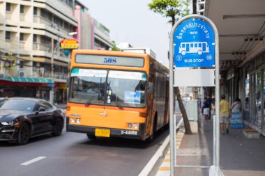 Bangkok Tayland, 25 Nisan 2019: Bangkok, Tayland 'da otobüs durakları ve otobüsler