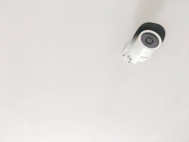 Beyaz tavanda kapalı devre TV ve boşluğu kopyala