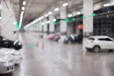 Otoparkta birçok araba bulanıklaştı.