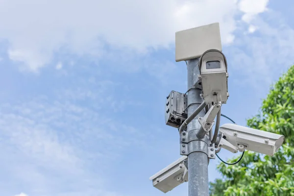 Cctv Auf Blauem Himmel Hintergrund Mit Gebäuden Der Stadt — Stockfoto