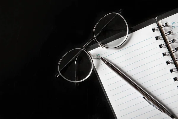 Pen Notebook Glasses Black Background Copy Space的顶部视图 — 图库照片