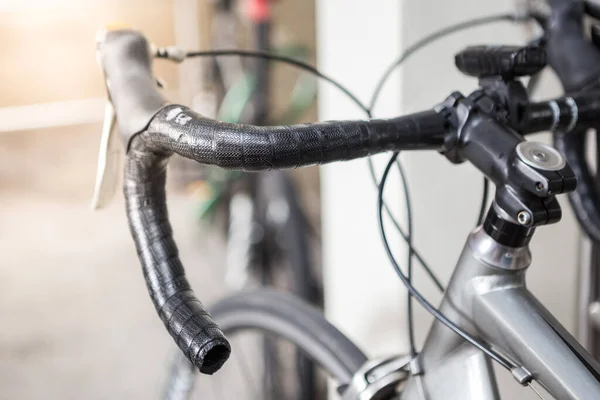 Enfoque Selectivo Manija Bicicleta Sobre Fondo Borroso Con Luz Solar — Foto de Stock
