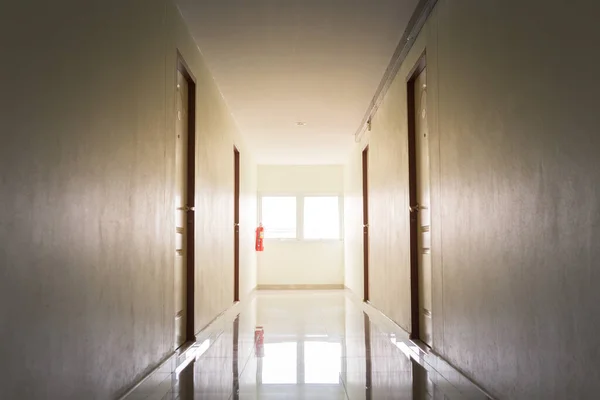 Koridorun penceresinden gelen sıcak ışıkla manzarası