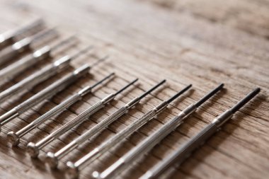 Ahşap zemin üzerinde güneş ışığı ile birçok boyutta tornavida seçici odak