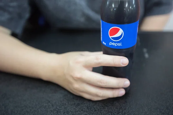 2017 Bangkok July 2019 Selective Focus Hands Holding Pepsi Bottle — 스톡 사진