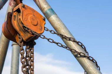 Mavi gökyüzü arkaplanının yapımında kullanılan zincir kaldıracı