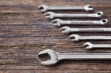 Birçok ingiliz anahtarının tahta arkaplan üzerindeki seçici odağı ve kopyalama alanı