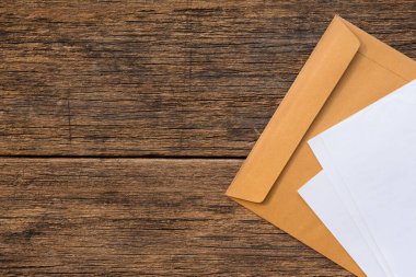 Ahşap arkaplan üzerindeki belge ve zarfların üst görünümü ve boşluk kopyala