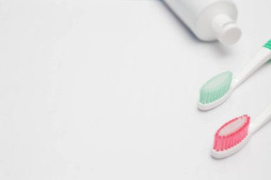 Beyaz arkaplanda diş fırçası ve diş macunu tüpü