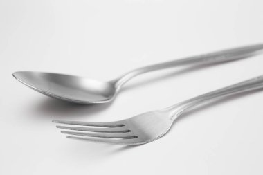 Çatal bıçak takımını beyaz arkaplanda kapat