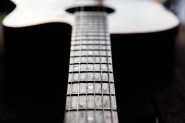 Eski akustik gitarda Scratches 'ın seçici odak noktası