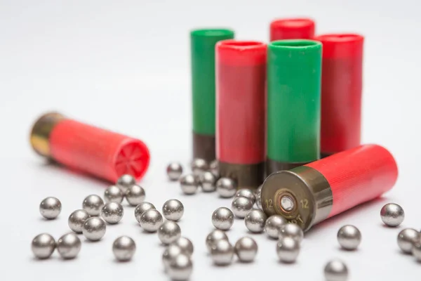 Beyaz arkaplanda çok sayıda av tüfeği mermisi