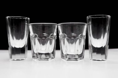 Beyaz ve siyah arkaplanda shot camı