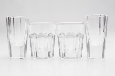 beyaz zemin üzerine içki kadehi