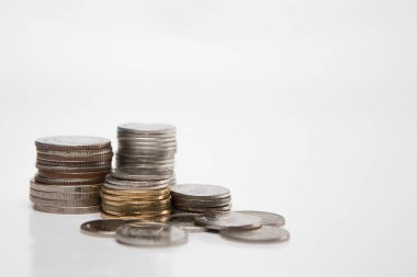 Beyaz arkaplanda bozuk para yığını